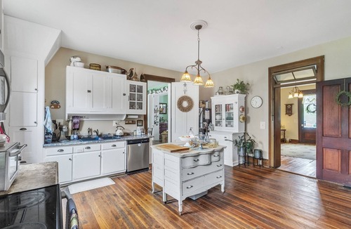 Glasgow Apartment | Dickinson Room by Main Street Bed & Breakfast