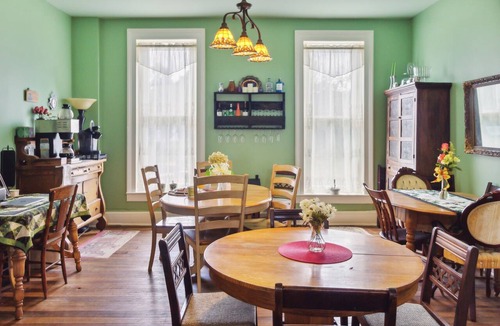 Glasgow Apartment | Dickinson Room by Main Street Bed & Breakfast