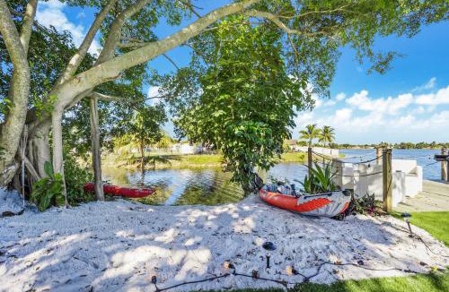 Miami Gardens Villa | Dior Lake Front Villa With Infinity Pool & Hot Tub
