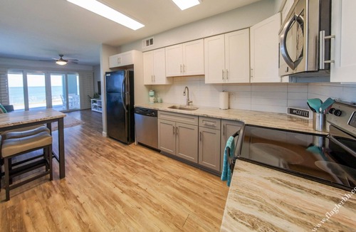 Painters Hill House | Direct Oceanfront~Deck~Queen Beds~Grill