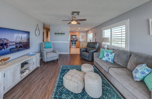 Painters Hill House | Direct Oceanfront~Deck~King Bed~Beach