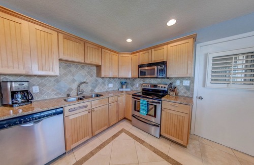 Painters Hill House | Direct Oceanfront~Deck~King Bed~Beach
