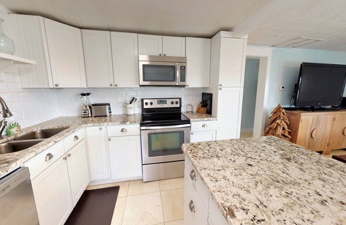 St. Augustine Beach House | 💲 DIRECT OCEANFRONT COTTAGE 💲 Best Section of Beach - Steps to Beach -Walk to Restaurants