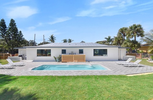 Fowlers House | Direct Riverfront Brand new Bungalow with Pool