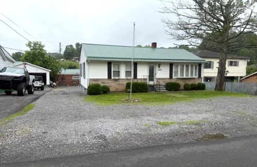 Bluewell House | Dirtman Dugs is a Spacious 4-bedroom house in welcoming Bluefield with AC