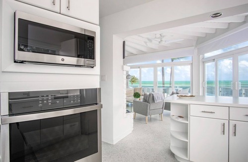 Islamorada House | Discover 'The Oasis': a stunning 3-bedroom retreat in Islamorada with a heated private pool.