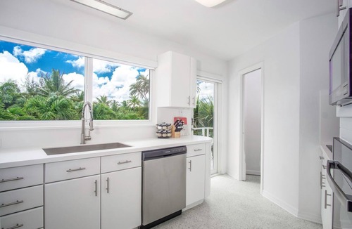 Islamorada House | Discover 'The Oasis': a stunning 3-bedroom retreat in Islamorada with a heated private pool.