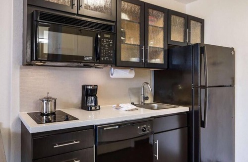 Doral House | Discover the Pulsating Energy of Miami! Free Parking, Kitchen, Swimming Pool!