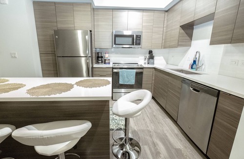 Hyde Park Condo | Disinfected unit. 5 min walk to UT. King bed.