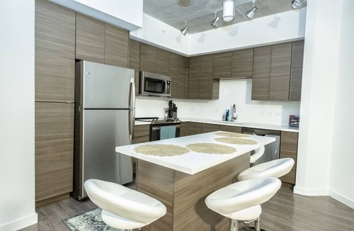 Hyde Park Condo | Disinfected unit. 5 min walk to UT. King bed.