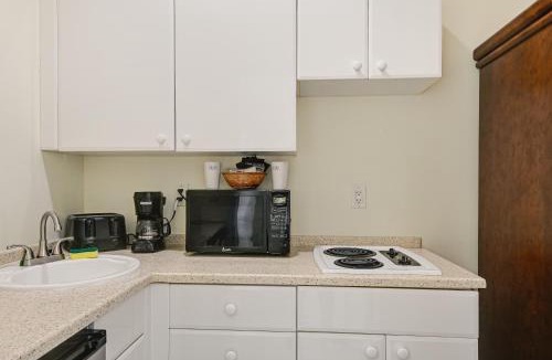 Naples Apartment | Dock, Pool & Tennis Courts: Naples Resort Retreat!
