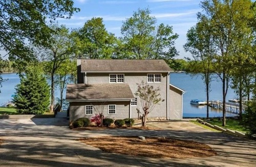 Southmont House | Dockside Dream – Your Perfect Waterfront Escape on High Rock Lake