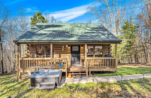 Jasper Cabin | Dog-friendly cabin with hot tub, central AC, fireplace, gas grill & firepit