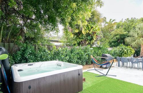 Palm Beach Shores Apartment | Dog friendly condo with beach access, hot tub, firepit