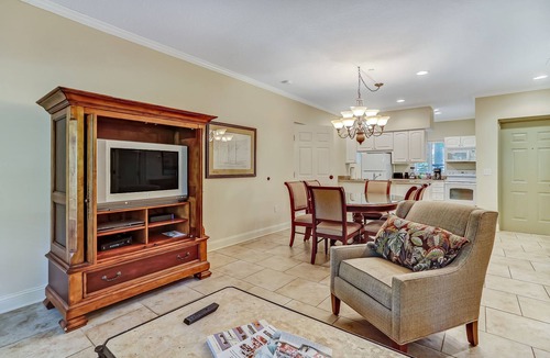 Fernandina Beach Condo | Dog-Friendly Home in the Tennis Villas w/Free WiFi, Shared Pool, Central AC