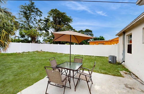 Riviera Beach House | Dog friendly home with Wifi, fully equipped kitchen & patio