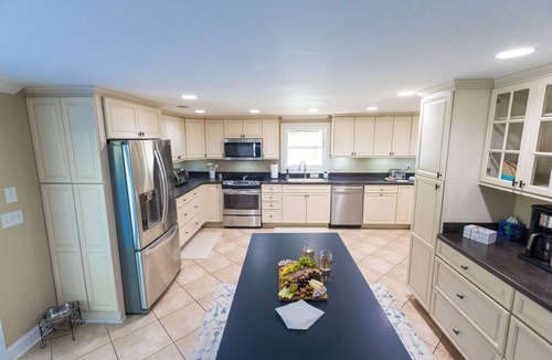 Hollands Landing House | Dog Friendly Lake House w/Fenced Yard + Views