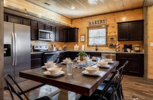 Sevierville House | Dog Friendly New Cabin w/Hot Tub, Game Room & 4-m