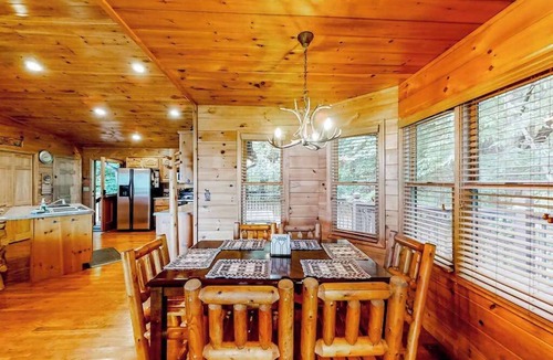Murphy House | Dog-Friendly scenic cabin with amazing views, covered deck, firepit, & hot. tub