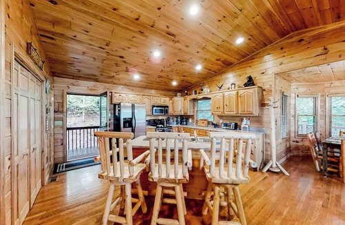 Murphy House | Dog-Friendly scenic cabin with amazing views, covered deck, firepit, & hot. tub