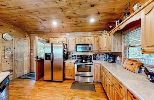 Murphy House | Dog-Friendly scenic cabin with amazing views, covered deck, firepit, & hot. tub