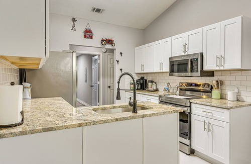 Gulf Breeze House | Dogs Welcome, 1 Mi to Zoo: Gulf Breeze Retreat!