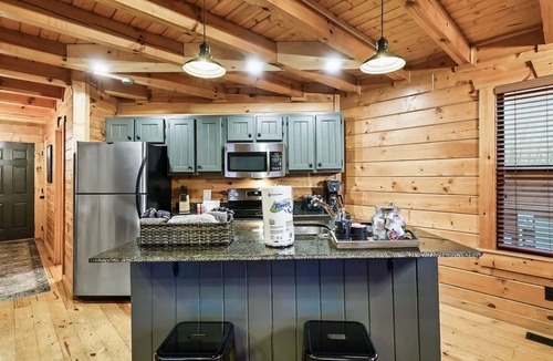 White Oak Lodge Apartment | Dotties Place Cabin by Beyond Expectations With Hot Tub