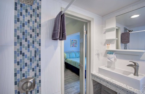 Bay Esplanade Condo | Double Queen Suite with private bath