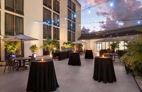 Villas Hotel | Doubletree by Hilton Fort Myers at Bell Tower Shops