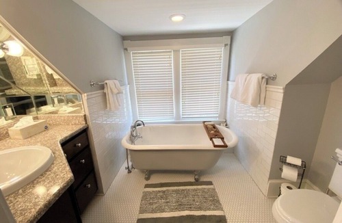 Old Southwest House | Downtown 2-Bed Loft w/Patio, Pet & Child Friendly