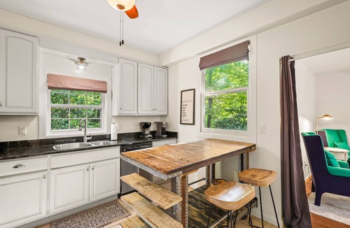 Blowing Rock Cottage | Downtown Blowing Rock Retreat - Walk Everywhere - Family-Friendly - Sleeps 8