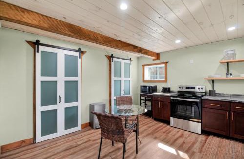 Somerset House | Downtown Modern Arts District Loft with Boat Parking