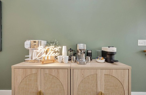 West End House | Downtown Nashville Luxury with Irish Pub Hangout
