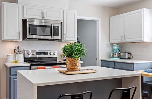Downtown House | Downtown Raleigh | Sleeps 15 | Game Yard & Parking
