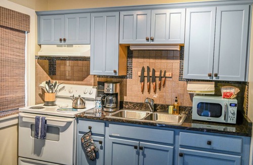 Lincolnville Apartment | Downtown Retreat Near Nights of Lights with Parking