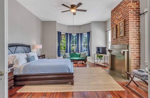 Savannah Victorian District Apartment | Downtown Savannah | Free Parking | Private screened porch and courtyard