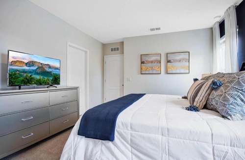 Loughman House | Dream Vacation Home with Pool and Spa next to Disney!