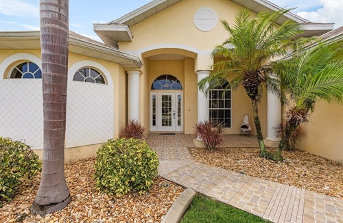 Fort Myers Villa | Dream villa with tropical garden on the canal