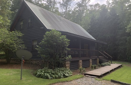 Helen House | Dropped rates for June! Beautiful Cozy Cabin Nestled in the Sautee Valley.
