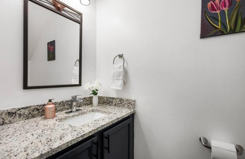 Downtown Apartment | DT/2 Spacious 3BR Suites/FreeParking/SelfCheckin