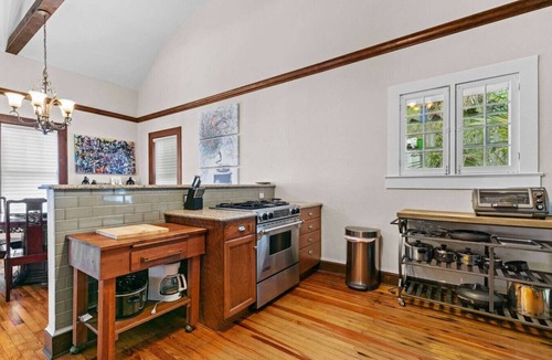 Duckpond Apartment | !Duckpond Charming 3 bed 2 bath house!