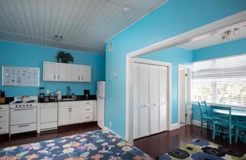 Downtown Apartment | Duval Street Suite overlooking Duval w parking and pool