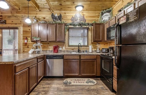 Sevierville Cabin | 🦅Eagle's Hangout | Game Room + Pool Table + Hot Tub + Community Pool🏔️