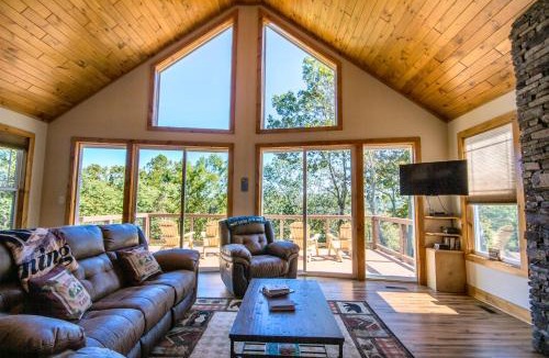 Luray Cabin | Eagle's Nest- A pet friendly cabin on the river!