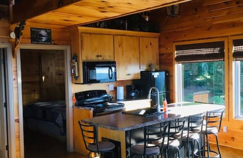 Bryant Cabin | Eagle's Nest · NO SUNDAY CHECKIN hot tub-great view EAGLE'S NEST- Grant Summit Cabins