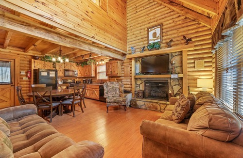 Pigeon Forge Cabin | Eagles Roost } 2 minutes off Parkway / Hot Tub / Skee Ball / Pool Table