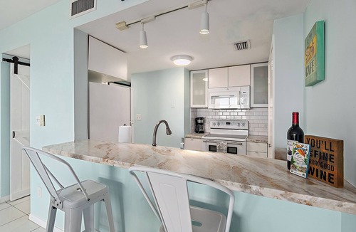 Jacksonville Condo | Easy Breezy Oceanfront ground floor condo in amazing Jax Beach, near Mayo