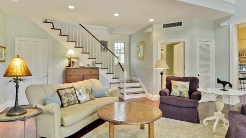 Bahama Village House | Easy Livin by AvantStay Key West Home w Pool BBQ Week Long Stays Only