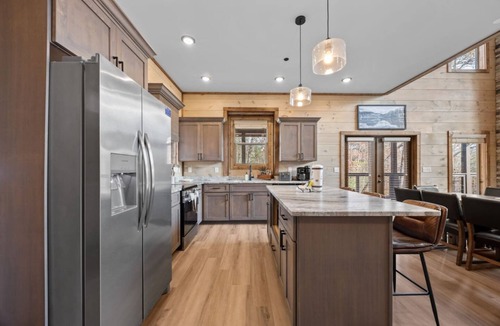 Sevierville Cabin | Easy Stony- New- Hot Tub- Game Room- LUX