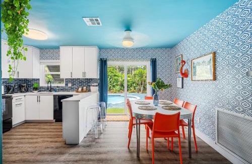 Garden Isles House | Eccentric home with pool tiki hut & outdoor kitchen